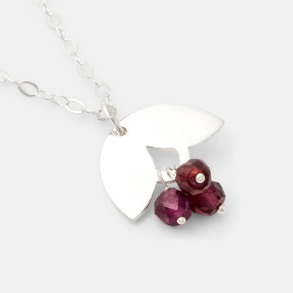 Silver and rose garnets pendant necklace: leaves